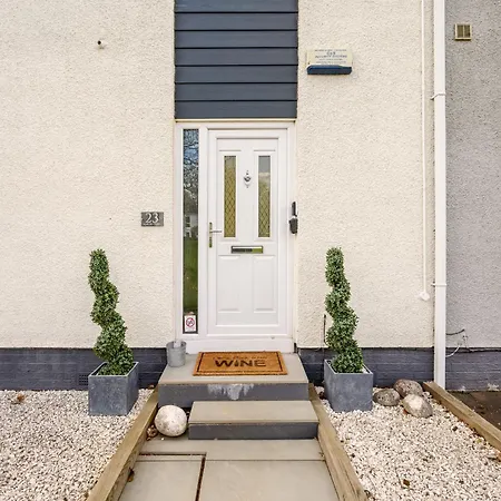 Almond 2 Bedroom House - Edinburgh