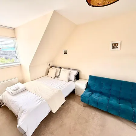 Luxury Townhouse Near Airport - Wifi Broadband - 4-bed 3-bath - Sleeps 7 Feriehus *