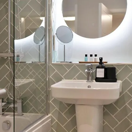 Pensión Guestready - Elegant 2bed Haven With Private Patio Edimburgo