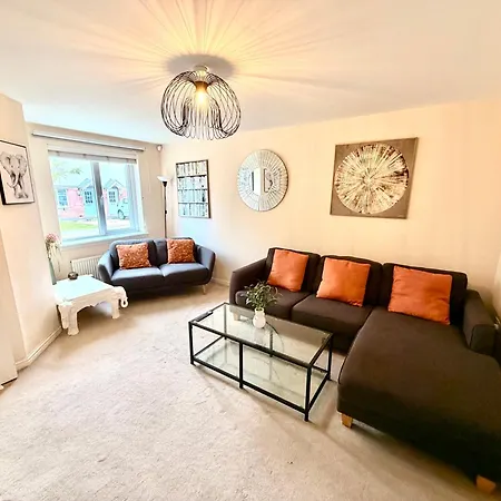 Luxury Townhouse Near Airport - Wifi Broadband - 4-bed 3-bath - Sleeps 7 Edinburgh