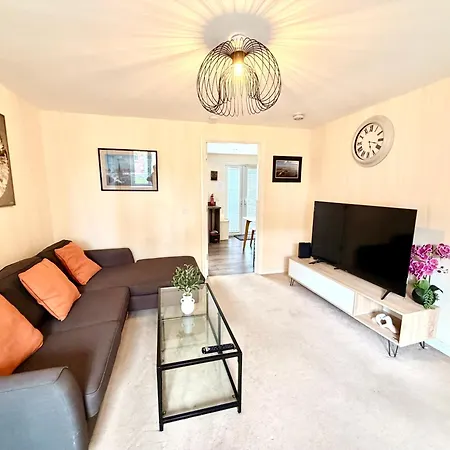 Luxury Townhouse Near Airport - Wifi Broadband - 4-bed 3-bath - Sleeps 7