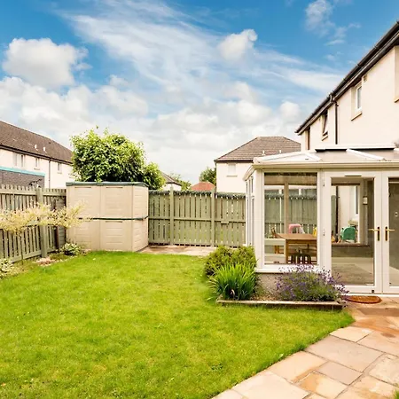 Modern Family House Sleeps 5 Free Parking - Pass The Keys