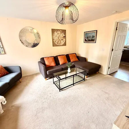 Luxury Townhouse Near Airport - Wifi Broadband - 4-bed 3-bath - Sleeps 7