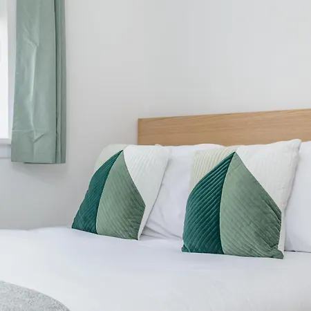 Spacious 5-bed Parking & Garden