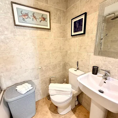 Luxury Townhouse Near Airport - Wifi Broadband - 4-bed 3-bath - Sleeps 7 Vakantiehuis Edinburgh