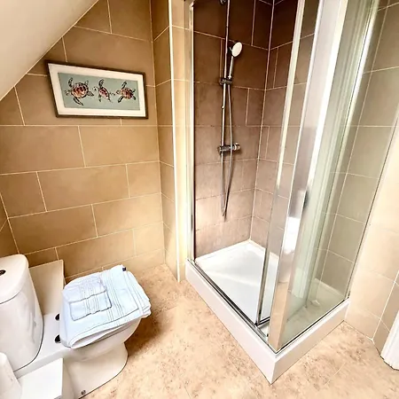 Luxury Townhouse Near Airport - Wifi Broadband - 4-bed 3-bath - Sleeps 7 Vakantiehuis