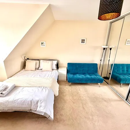 Luxury Townhouse Near Airport - Wifi Broadband - 4-bed 3-bath - Sleeps 7 Vakantiehuis Edinburgh