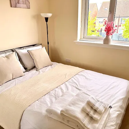 Luxury Townhouse Near Airport - Wifi Broadband - 4-bed 3-bath - Sleeps 7 *
