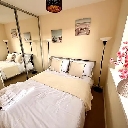 Luxury Townhouse Near Airport - Wifi Broadband - 4-bed 3-bath - Sleeps 7