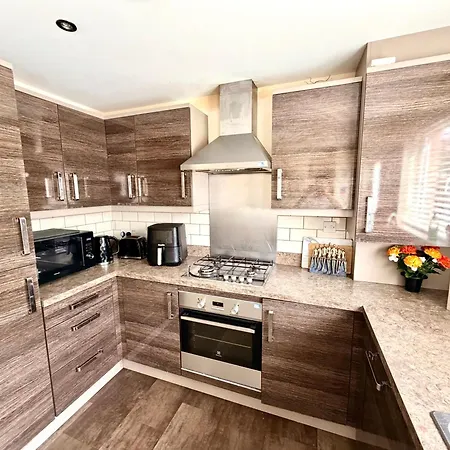 Luxury Townhouse Near Airport - Wifi Broadband - 4-bed 3-bath - Sleeps 7 Vakantiehuis Edinburgh