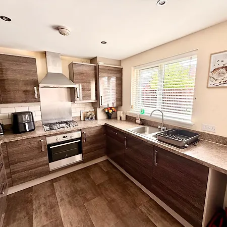 Luxury Townhouse Near Airport - Wifi Broadband - 4-bed 3-bath - Sleeps 7