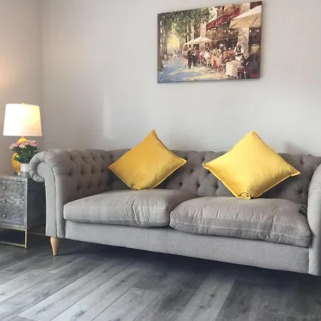Spacious One Flat Per Floor With Parking Lägenhet Edinburg