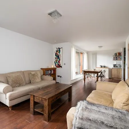 Modern 2 Bed In *
