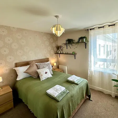 Modern 2 Bedroom Apartment, Near The Sea & *