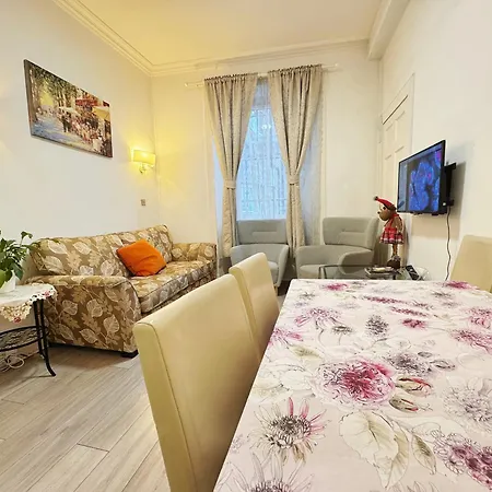 Spacious 4-bedroom Centre Apartment, Sleeps 8 Apartment *