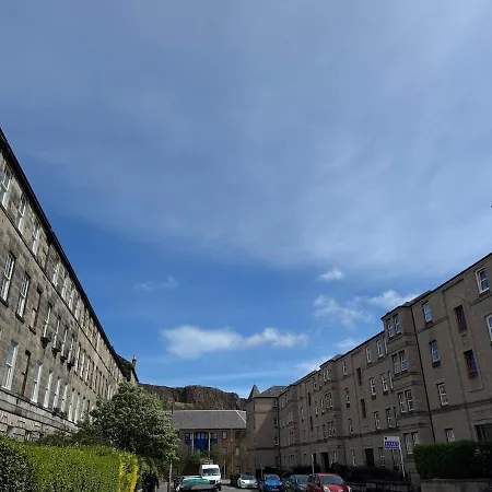 Pleasance 4 Bedrooms 7 Beds Apartment *