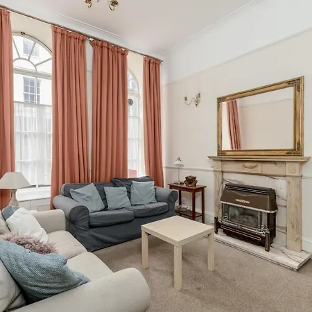 Large Traditional Flat In