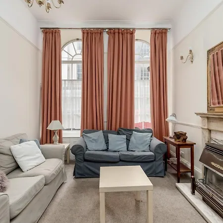Large Traditional Flat In Edinburg