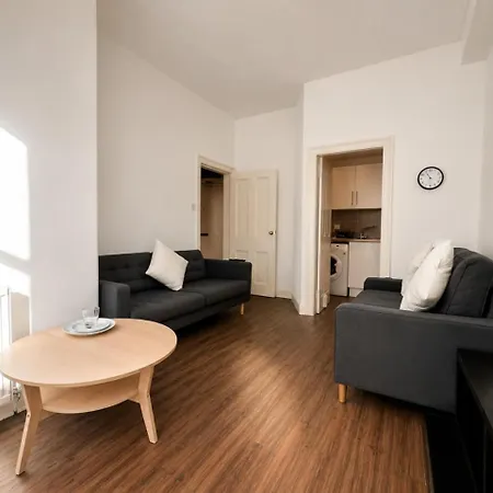 Apartment Sleeps 4 Free Parking Modernised 1 Bedroom *