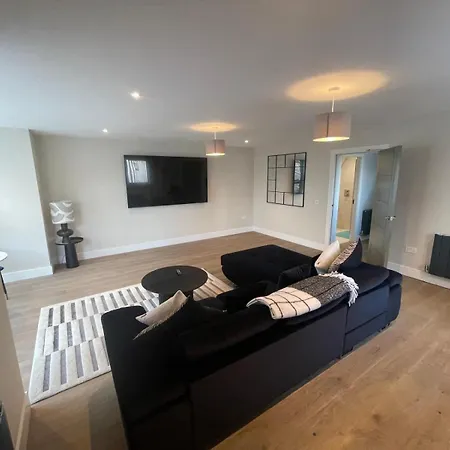 Spacious Family In With Private Garden