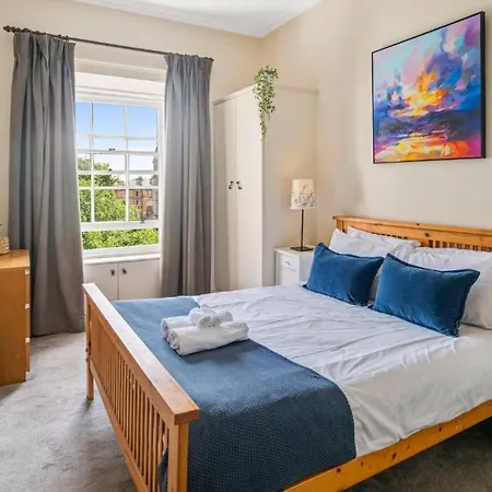 1 Bedroom With Sleeps 3 *