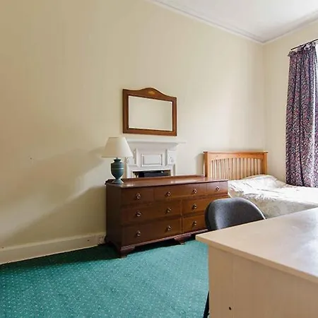 Elegant 4-bed Near Centre