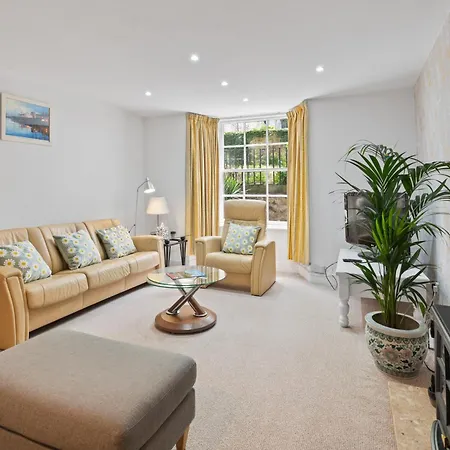 Spacious 2 Double Bedroomed With Its Own Private Garden Princes Street 10 Minute Walk *