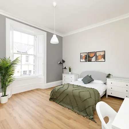 6-bedroom In The Heart Of West End