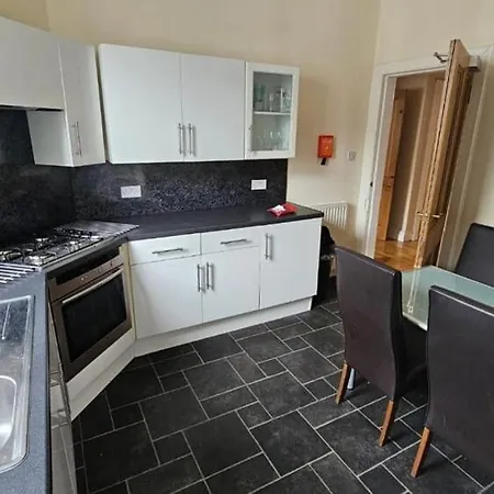 City Centre Sleeps 8 Close To Castle Dedicated Free Parking Apartment *