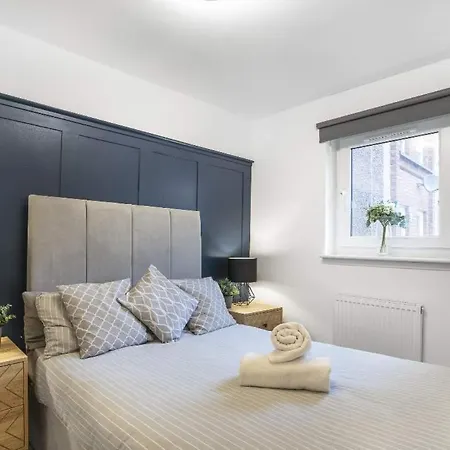 Family-friendly Near Centre Sleeps 5 Edinburg