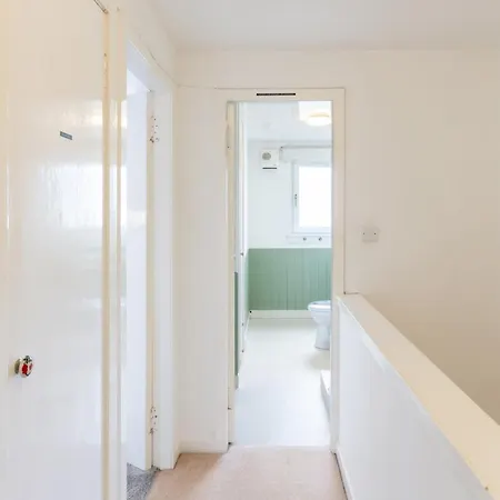 Serene 2bdr Retreat By Holyrood Park