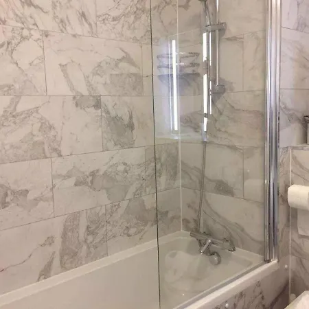 Spacious One Flat Per Floor With Parking Edinburg