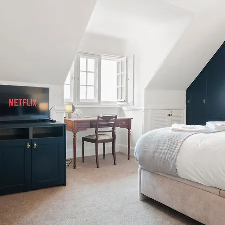 Modern Premium Penthouse Ramsay Gardens Apartment Edinburgh