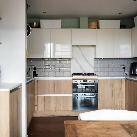 Modern 2 Bed In Edinburgh