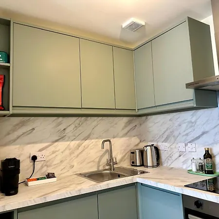 Modern 2 Bedroom Apartment, Near The Sea & *