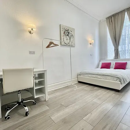 Spacious 4-bedroom Centre Apartment, Sleeps 8 Edinburgh
