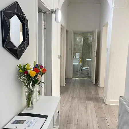 Spacious 4-bedroom Centre Apartment, Sleeps 8 *