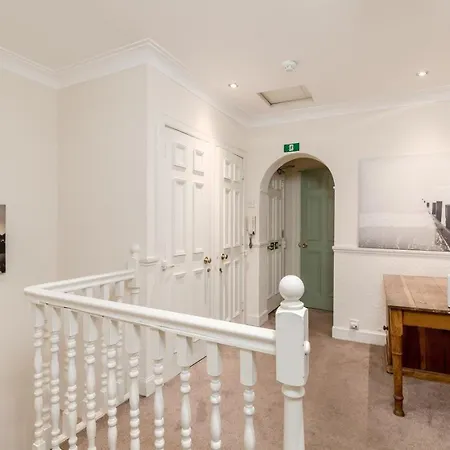 Large Traditional Flat In