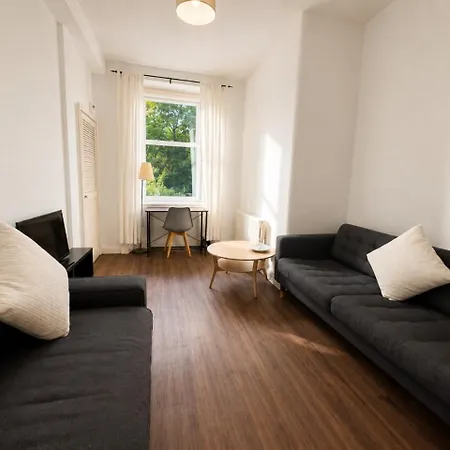Apartment Sleeps 4 Free Parking Modernised 1 Bedroom