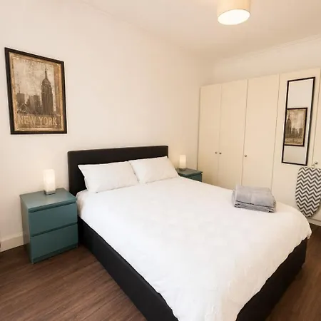 Sleeps 4 Free Parking Modernised 1 Bedroom Apartment *