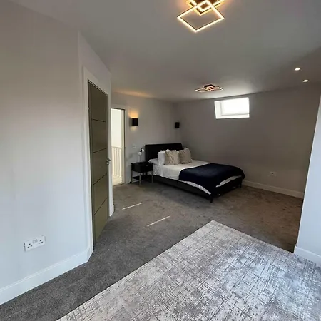Spacious Family In With Private Garden Lägenhet