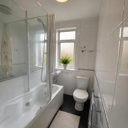 2 Bedroom Zoo Corstorphine Lägenhet