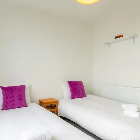 Lovely Sea View 2bdr Flat In Apartment Edinburgh