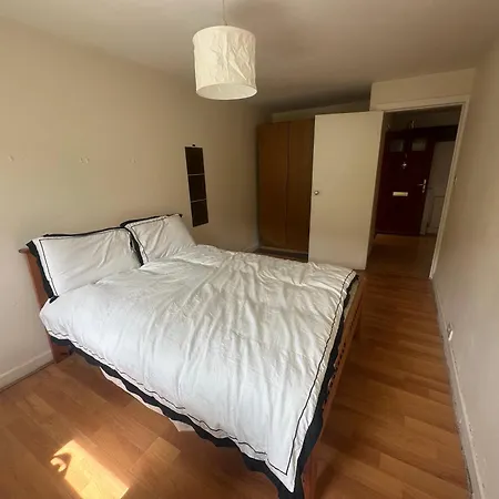 Apartment Bright 2-bed Flat In The Heart Of *
