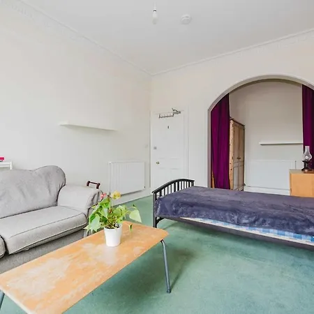 Classic Tenement Meadows & Centre Apartment *