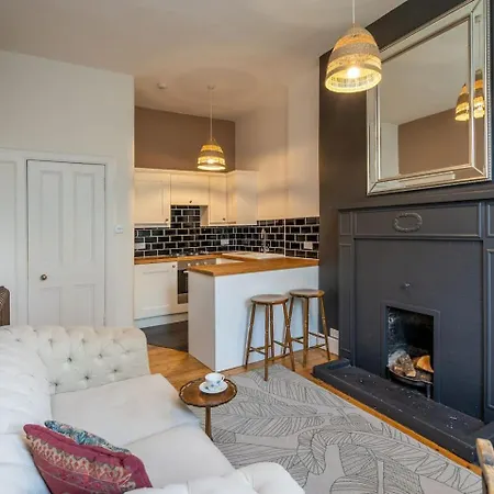 Elegant Victorian On Holyrood Park * Edinburg