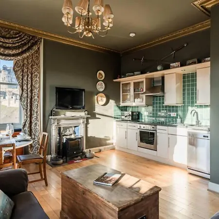 Old Town Castle Views 2-bedroom Near Castle Edinburgh