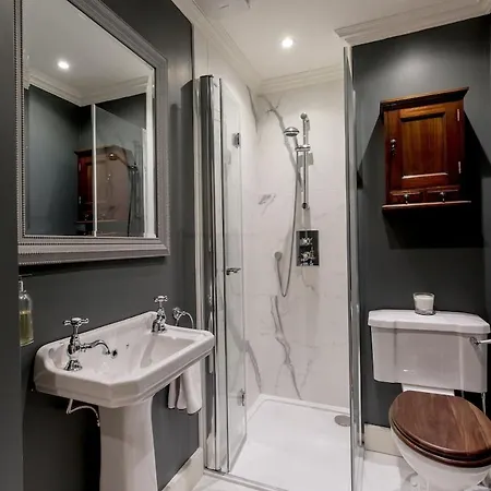 Stunning 1 Bed Flat In Beautiful Georgian New Town *