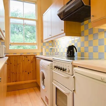 Elegant 4-bed Near Centre Apartment *