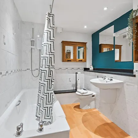 Spacious 2 Double Bedroomed With Its Own Private Garden Princes Street 10 Minute Walk Apartment Edinburgh